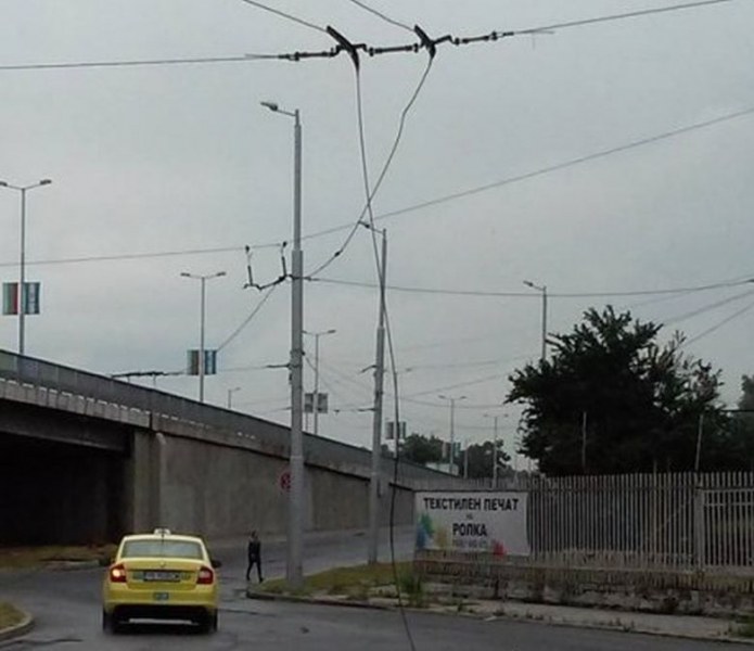 Тролейбусни жици паднаха на кръговото до Скобелева майка