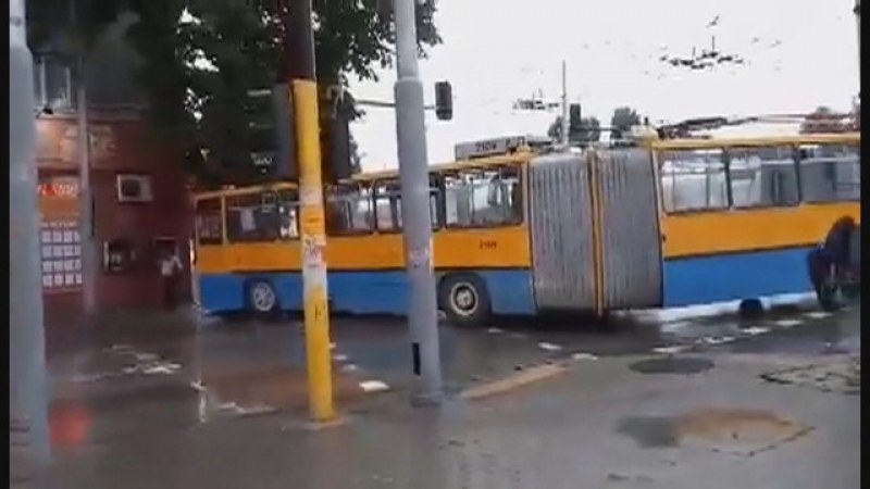 Жена пострада след удар между тролей и автобус в София