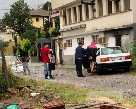 Акция на полицията в Брестник! 6 патрулки окупираха къща, изкараха с белезници четирима! СНИМКИ