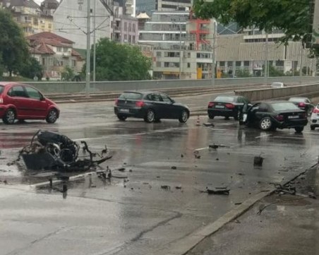БМВ се натресе в стълб! Разделено е на три части от силния удар