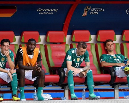 Чашата преля! Йозил се сби с фенове, Льов отложи оставката си