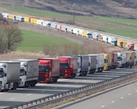 Превозвачи от цялата страна искат да бъдат чути, изкарват 3000 камиона, каквото и да се реши за камарата