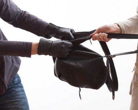 Имигранти повалиха нашенка в Пиза и я обраха, италианка й помогнала да намери парите си