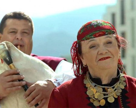 Космическият глас Валя Балканска подгони с точилка “ало“ измамник