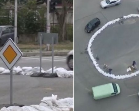 Кръгово, направено от чували с пясък, изуми старозагорци