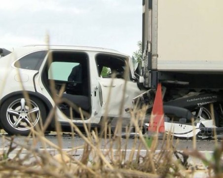 Меле на АМ Тракия! Джип се натресе в тир, двама са в болница ВИДЕО