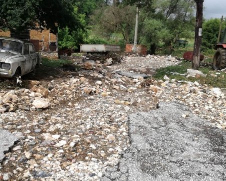 Микроязовир край Харманли преля и наводни пътища