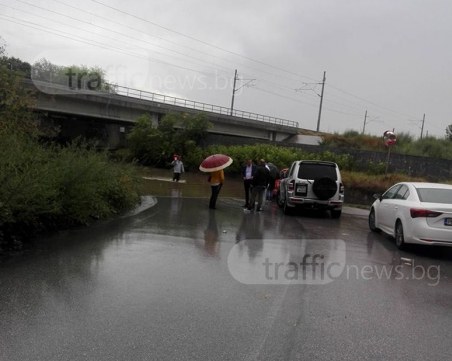 Наводнение отряза достъпа до пловдивски квартал СНИMKИ