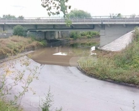 Подлезът в Прослав остава затворен цяла нощ, реката започна да прелива СНИМКИ