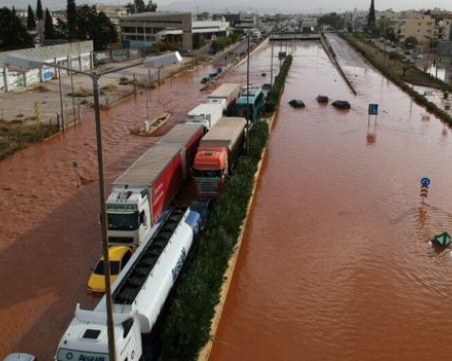 Проливен дъжд наводни Истанбул, остава бедственото положение в Гърция ВИДЕО
