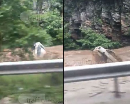 Река Чая завлече автомобил като детска играчка над Асеновград ВИДЕО