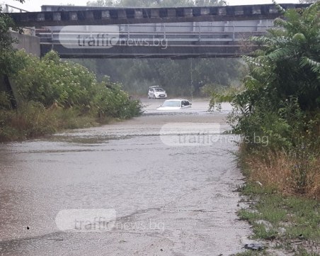Река Чепеларска заля пътя от Катуница за Летище Пловдив СНИМКИ