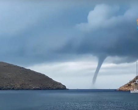 Рядък феномен - торнадо над гръцки остров ВИДЕО