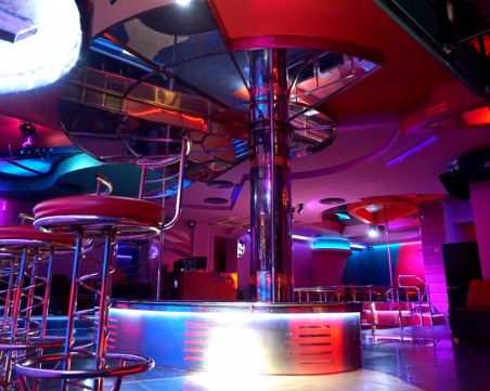 Стриптийз клуб в Русия предлага безплатни услуги на английските национали