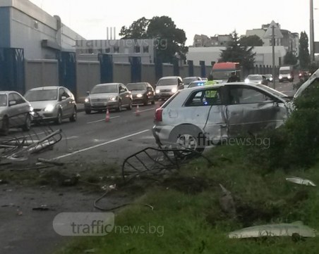 Тежка катастрофа в Кършияка, млада жена е била затисната под колата СНИМКИ