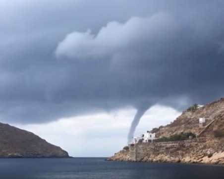 Торнадо се изви над гръцки остров ВИДЕО