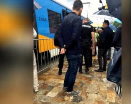 Трамвай блъсна мъж на спирка в столицата