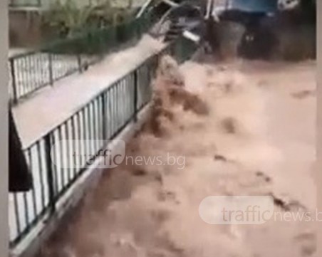 В Смолян е страшно! Черна излезе от коритото, Чая също прелива  ВИДЕО