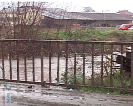 Всеки момент обявяват бедствено положение в Съединение! Градът е под вода! ВИДЕО+СНИМКИ