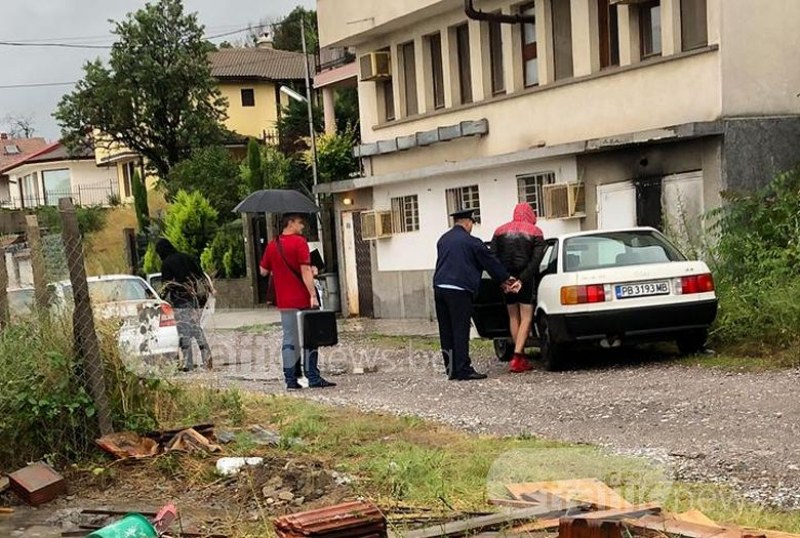 Акция на полицията в Брестник! 6 патрулки окупираха къща, изкараха с белезници четирима! СНИМКИ