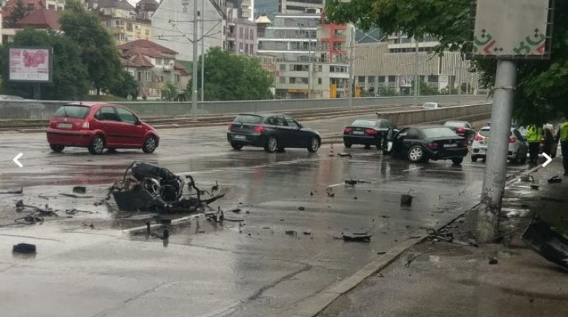 БМВ се натресе в стълб! Разделено е на три части от силния удар