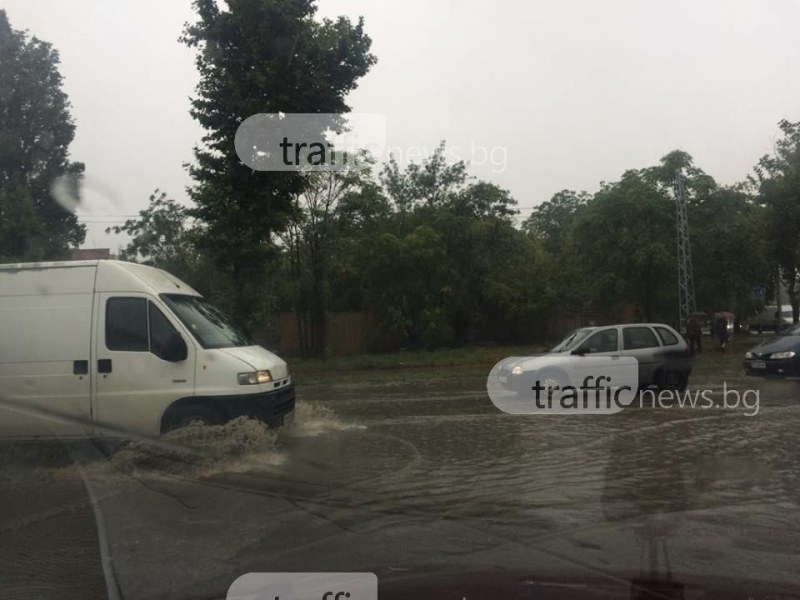 Кръстовищe в Кючука отново стана езеро, няколко улици в града са наводнени СНИМКИ