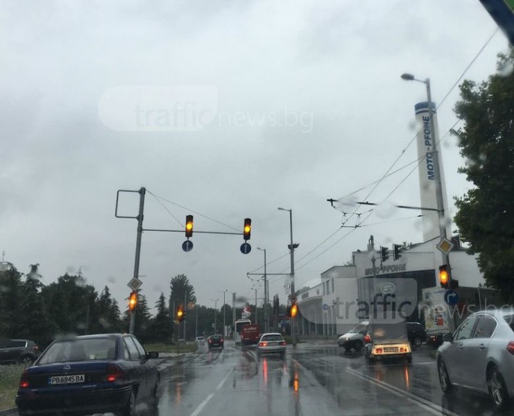 Пълен хаос! Светофарите в Пловдив изключиха, шофьори играят на руска рулетка СНИМКИ