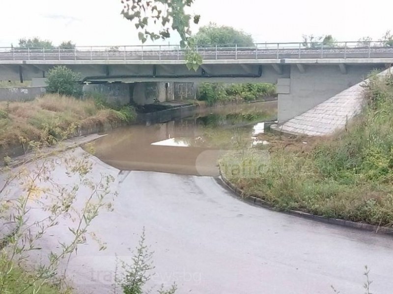 Подлезът в Прослав остава затворен цяла нощ, реката започна да прелива СНИМКИ