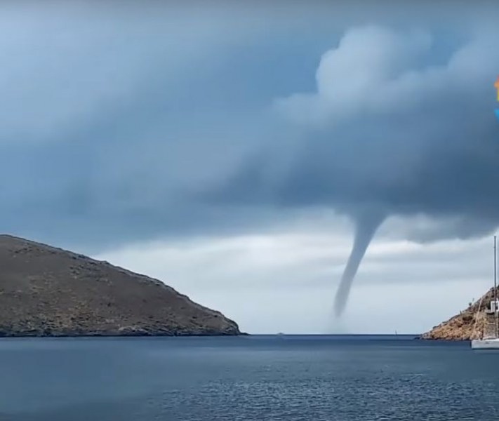 Рядък феномен - торнадо над гръцки остров ВИДЕО
