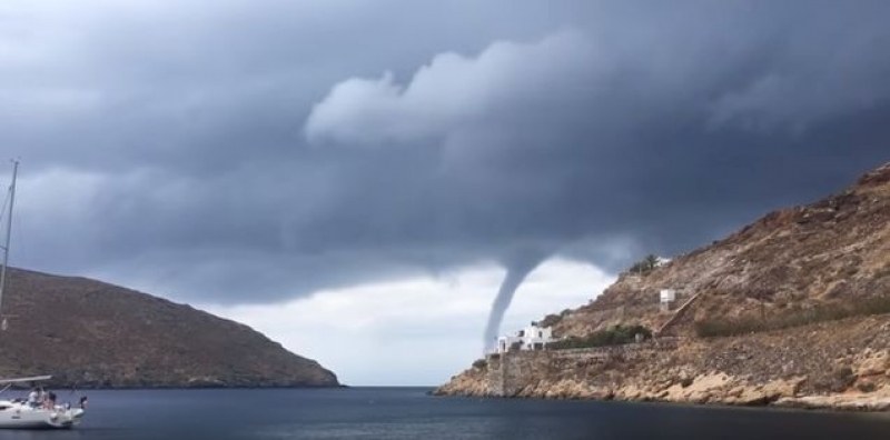 Торнадо се изви над гръцки остров ВИДЕО