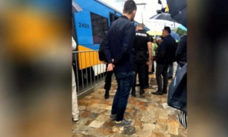 Трамвай блъсна мъж на спирка в столицата