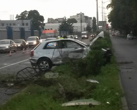 Камион е причинил каскадата в Кършияка, затиснатата под кола жена остава в болница СНИМКИ