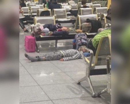 Над 160 пътници останаха блокирани цяла нощ на летище Варна