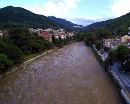 Свлачище в Асеновград! Обявиха частично бедствено положение