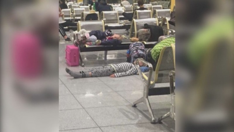 Над 160 пътници останаха блокирани цяла нощ на летище Варна