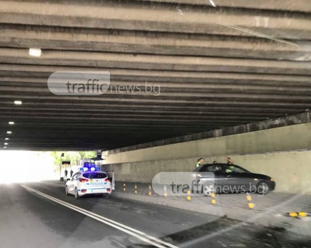 Автомобил се заби на метри от спирка в центъра на Пловдив СНИМКИ