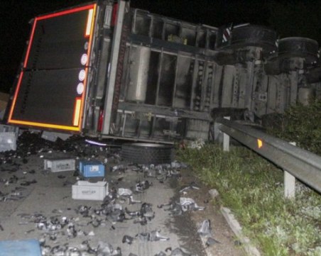 Челен удар между ТИР и кола! Загина 30-годишен мъж СНИМКИ