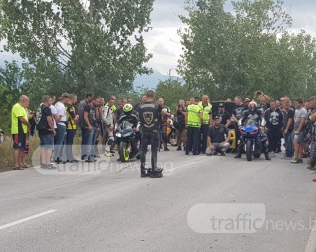 Гонка на мотори край Пловдив! Стотици се кефят на форсиране и изправяне на една гума ВИДЕО+СНИМКИ