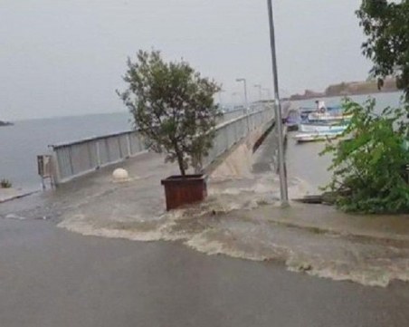 Крайбрежната улица на Ахтопол стана река! ВИДЕО