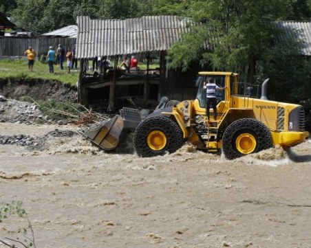Потопът не подмина и Румъния! Стотици са евакуирани, един загина