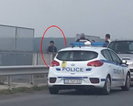 Самоубиец се кани да скочи от жп надлез, полицаи го разубеждават СНИМКИ
