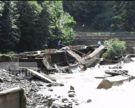 Тонове пъстърва изтекоха в реката от рибарника над Бачково! Наслука на рибарите! ВИДЕО
