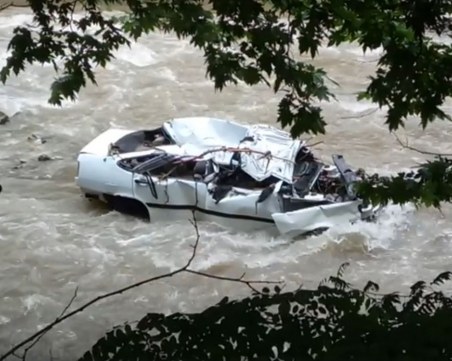 Завлеченият от Чая автомобил още е в реката, смачкан до неузнаваемост! Нали уж беше изваден? ВИДЕО