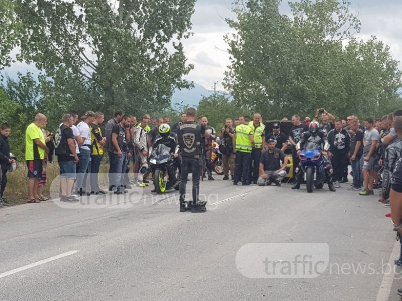 Гонка на мотори край Пловдив! Стотици се кефят на форсиране и изправяне на една гума ВИДЕО+СНИМКИ