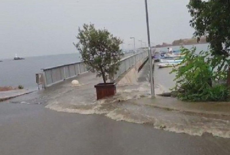 Крайбрежната улица на Ахтопол стана река! ВИДЕО