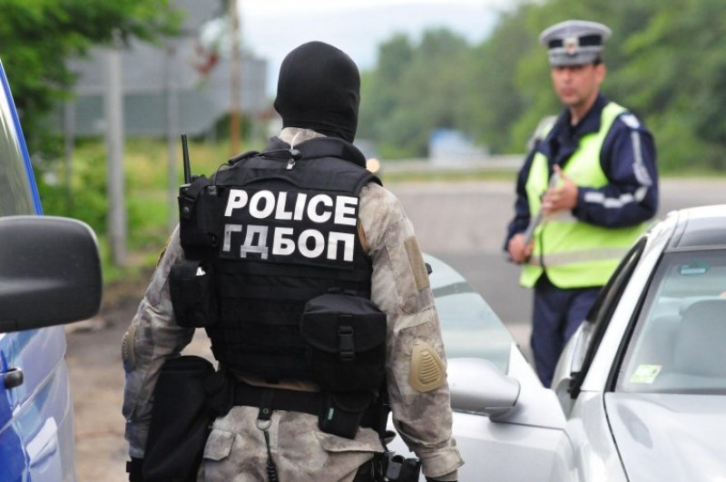 Полицаи разбиха нарколаборатория, двама са арестувани