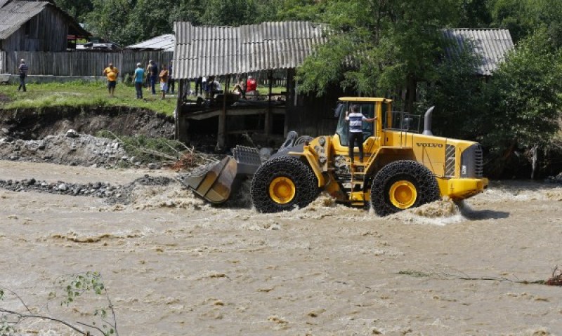 Потопът не подмина и Румъния! Стотици са евакуирани, един загина