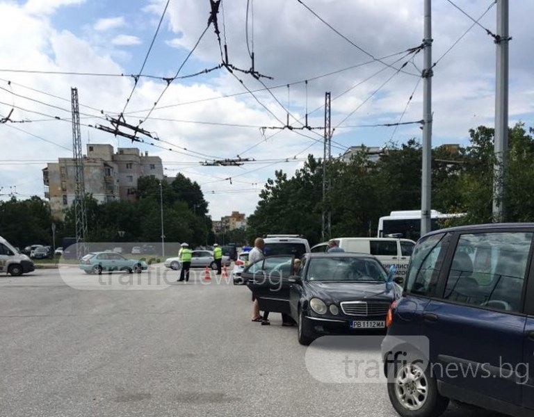 Шофьорът на автобуса, прегазил жена в Пловдив, е откаран с патрулка! По чехли е! СНИМКИ