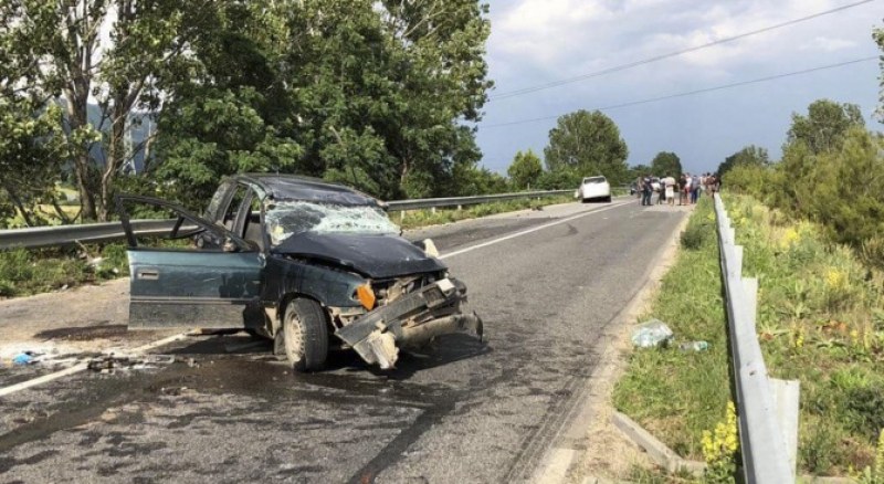 Жена загина в тежка катастрофа! Има ранени с опасност за живота СНИМКИ