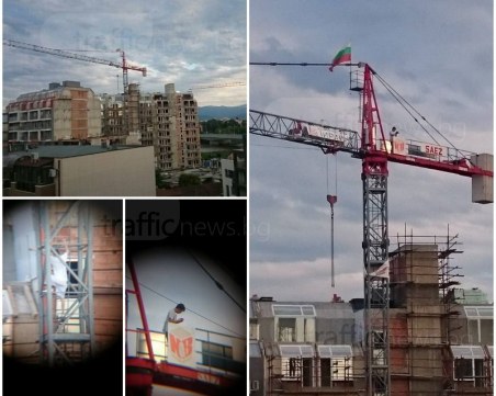 Безразсъдно! Хлапета се покатериха на кран в Пловдив, правят си селфита СНИМКИ